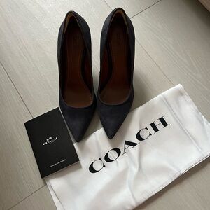 Coach Pumps
